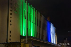 Fasada Muzeum Emigracji podświetlona z okazji 50-lecia wsp&oacute;łpracy z brytyjskim miastem Plymouth (fot. Paweł Budziński)