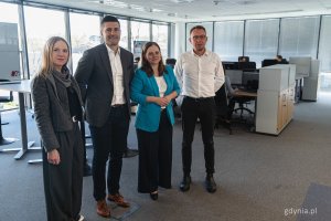 Wizyta w siedzibie Sealand Liquids. Od lewej: Anna Kacprzak z firmy Investika, Paweł Kęska - prezes Sealand Liquids, prezydent Gdyni Aleksandra Kosiorek i Miłosz Nurczyński, dyrektor finansowy Sealand Liquids (fot. Kamil Złoch)