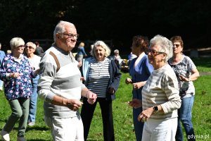 Seniorzy w tańcu na pikniku na Polance Redłowskiej