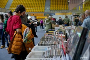 Uczestnicy Targ&oacute;w Książki w Gdyni odwiedzający stoiska wydawc&oacute;w 