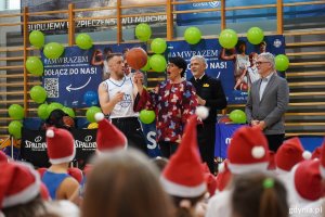 W wydarzeniu wzięli udział m.in.: Beata Koniarska, członkini zarządu PGZ Stocznia Wojenna, kadm. prof. dr hab. Tomasz Szubrycht, rektor AMW i kmdr por. rezerwy Dariusz Sapiejka, dyrektor Akademickiego Centrum Sportowego AMW