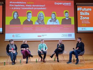 Uczestnicy debaty „Kim będziesz, kiedy dorośniesz?” (od lewej): Dorota Rybak, wiceprezydentka Oktawia Gorzeńska, Paweł Przedpełski, Aleksandra Peszek i prowadzący Adam Drzewicki