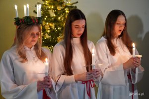 Na zdjęciu uczniowie w orszaku św. Łucji