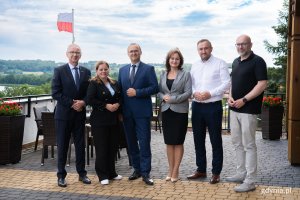Na zdjęciu od lewej: starosta kartuski Bogdan Łapa, prezydent Gdyni aleksandra Kosiorek, Wicewojewoda Pomorski Emil Rojek, Burmistrz Gminy Żukowo Mariola Zmudzińska, dyrektor zarządzający ds. społecznych Tomasz Augustyniak, Kierownik Referatu Inwestycji UG Żukowo Wiesław Pałka (fot. Natalia Kawalerowicz)