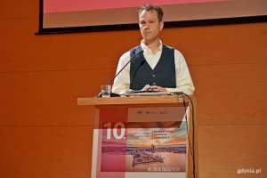 Prof. Edward Denison, laureat Medalu Prezydenta Gdyni „Civitas e Mari”, przemawiający podczas drugiego dnia 10. edycji konferencji „Modernizm w Europie – modernizm w Gdyni” 
