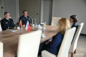 Górny rząd od prawej: kmdr por. Pedro A. Perez - dowódca okrętu ESPS „Reina Ysabel” oraz oficer łącznikowy Marynarki Wojennej. Dolny rząd od prawej: Katarzyna Gruszecka-Spychała - wiceprezydent Gdyni ds. gospodarki. Obok niej Joanna Leman z Samodzielnego Referatu Współpracy z Zagranicą Urzędu Miasta Gdyni // fot. Sławomir Okoń