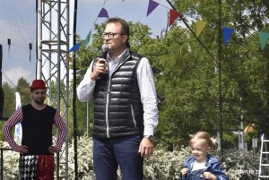 Festyn otworzył wiceprezydent Gdyni Marek Łucyk, który powitał mieszkańców i zaprosił do wspólnej zabawy // fot. Magdalena Czernek