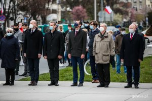 W uroczystości z okazji Dnia Flagi RP uczestniczyli m.in.: (od lewej) posłanka Henryka Krzywonos-Strycharska, wiceprezydent Gdyni Bartosz Bartoszewicz, Marcin Wołek - wiceprzewodniczący Rady Miasta Gdyni, radni: Lechosław Dzierżak i Zenon Roda oraz Arkadiusz Ordyniec reprezentujący podczas uroczystości posła Tadeusza Aziewicza  // fot. Karol Stańczak