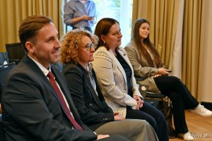 Od prawej: prezydent Gdyni Aleksandra Kosiorek, Magdalena Czarzyńska-Jachim &ndash; prezydentka Sopotu i Piotr Borawski &ndash; zastępca prezydent Gdańska ds. mobilności i bezpieczeństwa podczas konferencji ws. przyznania Tr&oacute;jmiastu tytułu Best of the World 2027