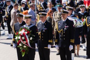 Kwiaty składają przedstawiciele Marynarki Wojennej na czele z dow&oacute;dcą 3 Flotylli Okręt&oacute;w kmdr Andrzejem Ogrodnikiem