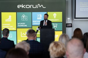 Uczestnicy konferencji i prelegent Tomasz Kaczmarek z Instytutu Ochrony Środowiska