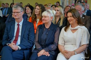 Od lewej: wiceprezydent Gdyni Rafał Geremek, Iwona Tanewska &ndash; naczelniczka Wydziału Edukacji Urzędu Miasta Gdyni oraz Joanna Zarzycka &ndash; dyrektorka Szkoły Podstawowej nr 11 podczas uroczystości z okazji 90-lecia SP nr 11 