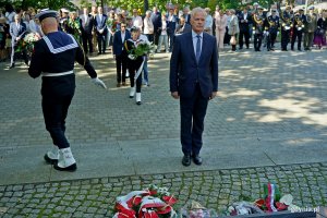 Senator Sławomir Rybicki składający kwiaty pod pomnikiem Obrońców Wybrzeża na Cmentarzu Wojennym podczas obchodów 86. rocznicy wybuchu II wojny światowej 