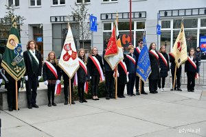 Poczty sztandarowe podczas uroczystości upamiętniających 84. rocznicę wysiedlenia ludności polskiej z Gdyni 