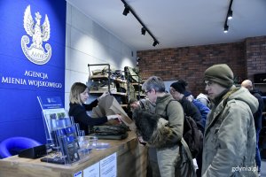W sklepie można znaleźć różnego rodzaju mienie ruchome, umundurowanie i sprzęt powojskowy // fot. Magdalena Czernek