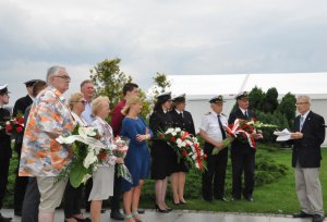 Pod pomnikiem Józefa Conrada Korzeniowskiego, znajdującym się na molo Południowym, kwiaty złożyli gdyńscy samorządowcy, delegacje Urzędu Morskiego, Marynarki Wojennej, Związku Piłsudczyków i mieszkańcy //fot.Marta Jaszczerska