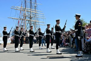 Pokaz musztry paradnej w wykonaniu Kompanii Reprezentacyjnej Marynarki Wojennej podczas „Błyskawicznej majówki”
