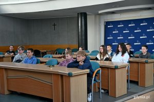 Uczniowie klasy VI C Szkoły Podstawowej nr 43 siedzą za stołami podczas wizyty w sali obrad Rady Miasta Gdyni // fot. Magdalena Czernek