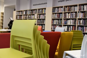 Bibliotekę wyróżnia kolorowe wnętrze i wyposażenie // fot. Magdalena Czernek