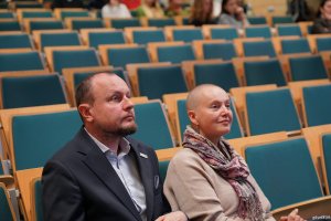 Od prawej siedzą: Maja Wagner, naczelnik Wydziału Kultury Urzędu Miasta Gdyni i Mariusz Bzdęga, dyrektor zarządzający ds. kultury i aktywności mieszkańc&oacute;w Urzędu Miasta Gdyni