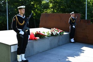 Wiązanki kwiat&oacute;w na Cmentarzu Marynarki Wojennej i dw&oacute;ch marynarzy
