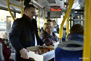 Akcja promocyjna PKA w Gdyni i Mercedesa z okazji tłustego czwartku. (fot. Kamil Złoch)