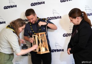 Harcerze z ZHP Gdynia i prezydent Aleksandra Kosiorek z betlejemskim światłem
