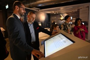 Wystawa „Odkryj w Gdyni nieoczywiste. Pradzieje”. Na zdj. radni Lechosław Dzierżak i Jakub Furgal. Fot. Michał Puszczewicz