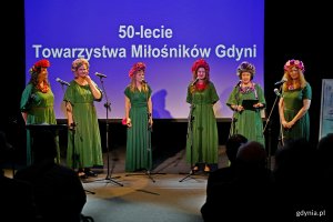 Artystki z Akademii Głos&oacute;w Tradycji podczas występu na uroczystości z okazji 50-lecia Towarzystwa Miłośnik&oacute;w Gdyni 