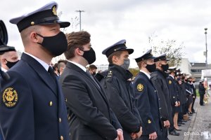 Studenci Uniwersytetu Morskiego w Gdyni podczas inauguracji nowego roku akademickiego. Ubrani w ciemne kurtki lub mundury , a na głowach mają białe czapki // fot. Magdalena Czernek