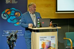 Wojciech Jankowski – dyrektor Gdyńskiego Ośrodka Doskonalenia Nauczycieli przemawiający podczas otwarcia konferencji „Dobrostan w centrum uwagi” 