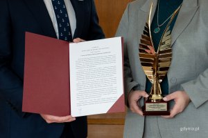 Sejm RP upamiętnił 100-lecie nadania praw miejskich Gdyni. Poseł Rafał Siemaszko złożył uchwałę w tej sprawie na ręce prezydent Gdyni Aleksandry Kosiorek