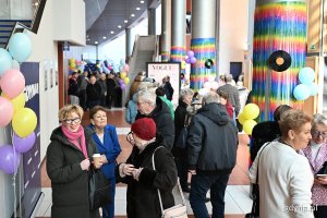 Korytarz Polsat Plus Areny w Gdyni, grupa osób, seniorzy, dekoracje urodzinowe