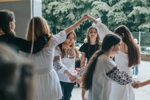 Dzieci w tradycyjnych strojach