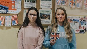 Dwie dziewczynki w flagą Wielkiej Brytanii
