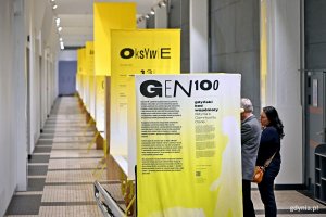 Uczestnicy wernisażu wystawy &bdquo;Gen 100 &ndash; gdyński kod wsp&oacute;lnoty&rdquo; oglądający ekspozycję w Muzeum Emigracji 