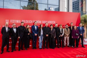 Ekipa filmu "LARP. Miłość, trolle i inne questy". Ceremonia czerwonego dywanu poprzedzająca sobotnią galę 50. Festiwalu Polskich Filmów Fabularnych w Gdyni (fot. Karol Stańczak)