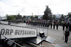 Ustawieni w dwuszeregu marynarze stoją na nabrzeżu Pomorskim przed okrętem-muzeum ORP "Błyskawica" podczas uroczystego apelu z okazji święta 43. Bazy Lotnictwa Morskiego i Dywizjonu Okrętów Bojowych