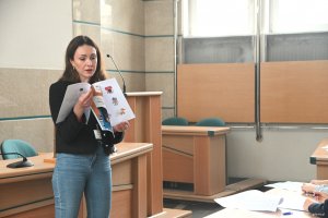 Kobieta z książeczką dla dzieci