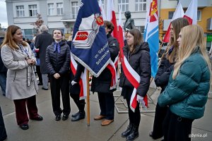 Prezydent Gdyni Aleksandra Kosiorek z młodzieżą uczestniczącą w uroczystościach upamiętniających 86. rocznicę pierwszych wysiedleń gdynian 