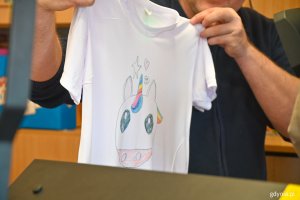 Koszulka z rysunkiem dzieci z SP18 // fot. Marcin Mielewski