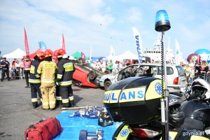 Symulacja akcji ratowniczej po wypadku drogowym w ramach 14. Moto Safety Day w Gdyni // fot. Michał Puszczewicz