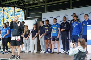 Na scenie prowadzący imprezę Kacper Lachowicz i gdyńscy sportowcy