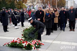 Kwiaty przed pomnikiem złożyli również: Aleksandra Kosiorek, prezydent wraz z kolegium, Tadeusz Szemiot, przewodniczący rady miasta (fot. Mirosław Pieślak)