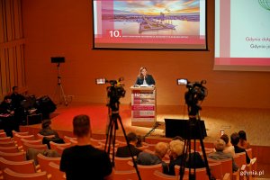 Prezydent Gdyni Aleksandra Kosiorek przemawiająca podczas drugiego dnia 10. edycji konferencji „Modernizm w Europie – modernizm w Gdyni” 