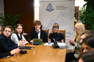 Grupa młodych ludzi przy stole