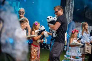Nagradzani i wyróżniani uczestnicy Międzynarodowego Festiwalu Piosenki Gdynia Open (fot. Kamil Złoch)