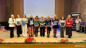 Uroczystość wręczenia akt&oacute;w mianowania w Szkole Muzycznej I i II stopnia im. Noskowskiego, na zdjęciu wiceprezydentka Miasta Gdyni Oktawia Gorzeńska, naczelniczka Wydziału Edukacji Iwona Tanewska oraz nowo mianowane nauczycielki   (fot. Katarzyna Balcerzak) 