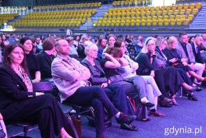 Na zdjęciu (od lewej) m.in.: wiceprzewodniczący Rady Miasta  Mariola Śrubarczyk-Cichowska, Ireneusz Trojanowicz, naczelnik Wydziału Edukacji Iwona Tanewska, radna Agnieszka Tokarska, wiceprezydentka Gdyni Oktawia Gorzeńska, przewodniczący Rady Miasta Tadeusz Szemiot, reprezentant biura senatora Sławomira Rybickiego Grzegorz Kuleta (fot. Magdalena Starnawska)