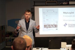 Michał Gulczyński, autor książki pt. &bdquo;Mężczyźni. O nier&oacute;wności płci&rdquo; podczas prezentacji na posiedzeniu Rady ds. Mężczyzn